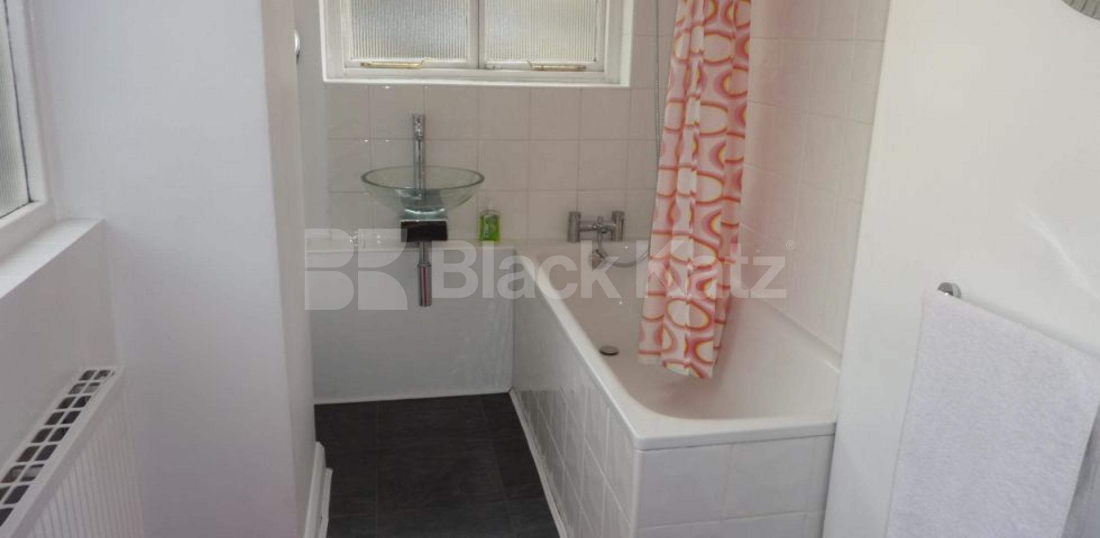 			IDEAL FOR 2 SHARERS!, 1 Bedroom, 1 bath, 1 reception Flat			 Britannia Street, KINGS CROSS-RUSSELL SQUARE